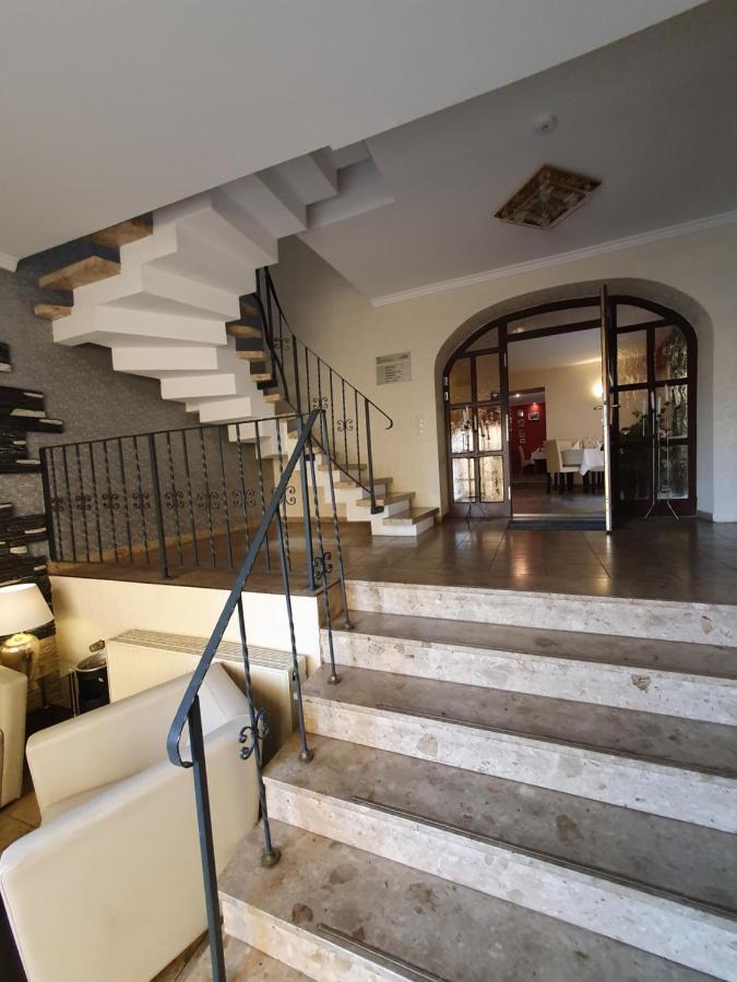 Hotel Zur Traube Freyburg Bagian luar foto