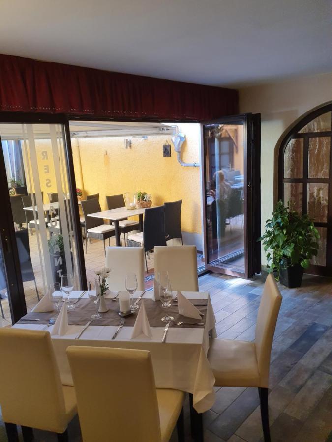 Hotel Zur Traube Freyburg Bagian luar foto
