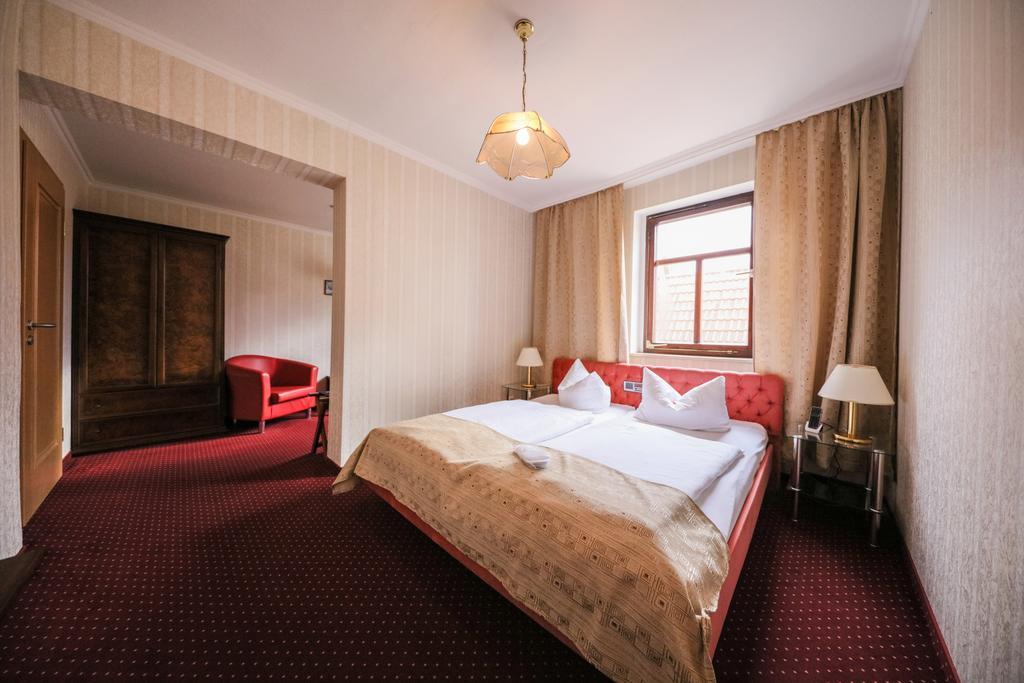 Hotel Zur Traube Freyburg Bagian luar foto