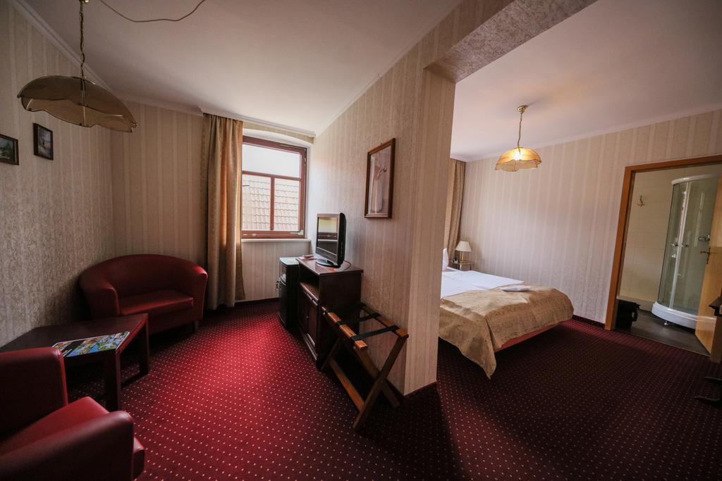 Hotel Zur Traube Freyburg Bagian luar foto