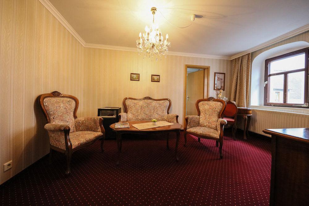 Hotel Zur Traube Freyburg Bagian luar foto