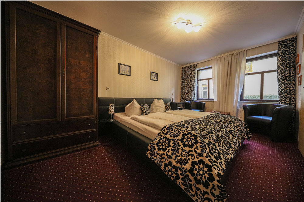 Hotel Zur Traube Freyburg Bagian luar foto